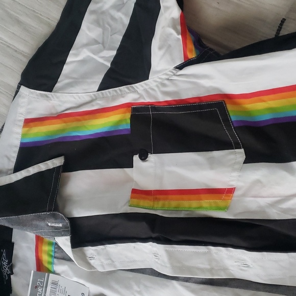 Striped, short sleeve button front..nwt - Picture 2 of 3